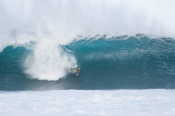 Josh Kerr cai em onda na praia de Pipeline, na North Shore de Oahu, no Havaí - foto de Laura Schunemann